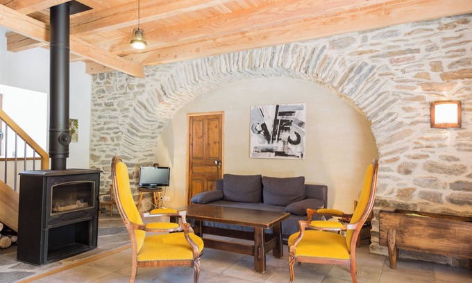 Mont Lozere et Goulet House | Converted barn at the foot of Mont Lozère in a hamlet with character
