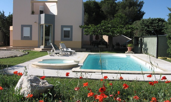 Arles Villa | Convivial house of architect with view of oliver groves