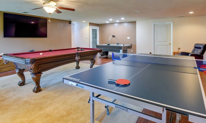 Center Conway House | Conway Retreat: Private Hot Tub, Deck & Game Room!
