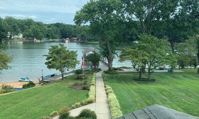 Troutman House | COOPER'S POINT. Lakefront on sandy beach w/private dock, paddleboards, kayaks.