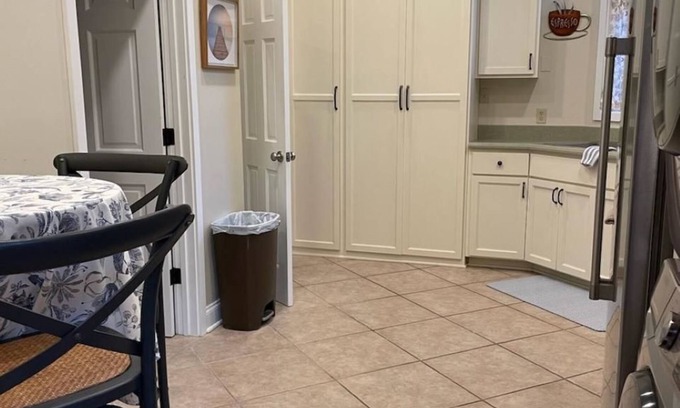 Madisonville Apartment | Coquille's Nest/Comfy Apartment