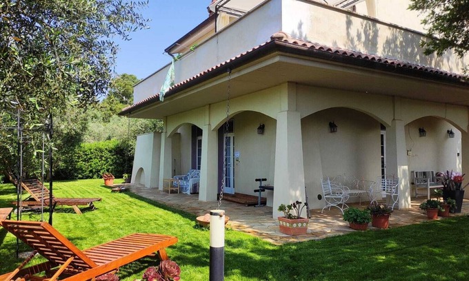 Pian di Rocca Apartment | Coral apartment in a private villa