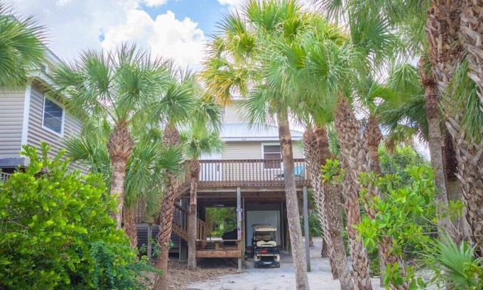 Safety Harbor Club House | “Coral Cottage” A Cottage Secluded in Palms with a Jacuzzi 2 minute walk 2 Beach