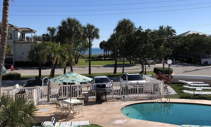 Lauderdale-by-the-Sea Apartment | Coral Key Inn