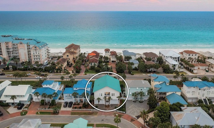 Crystal Shores House | Coral Shores - Huge Beach House with an Ocean View & Private Covered Pool