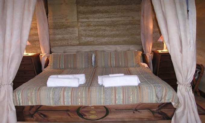 Torrens Vale Villa | Corinium Roman Villa - Four Poster Relaxation
