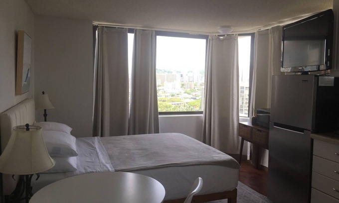McCully - Moiliili Apartment | Corner Unit Studio@Waikiki Hotel Building 1 day min