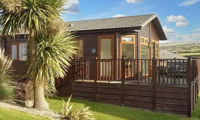 Tintagel Cabin | Cornish Coastal Lodge with hot tub. 2 bedrooms and steps to the coast.