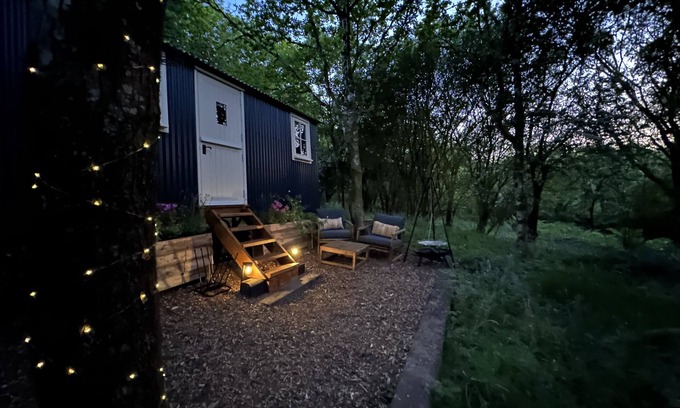 Lanivet Cabin | Cornwall Woodland Dog Friendly Shepherd's Hut