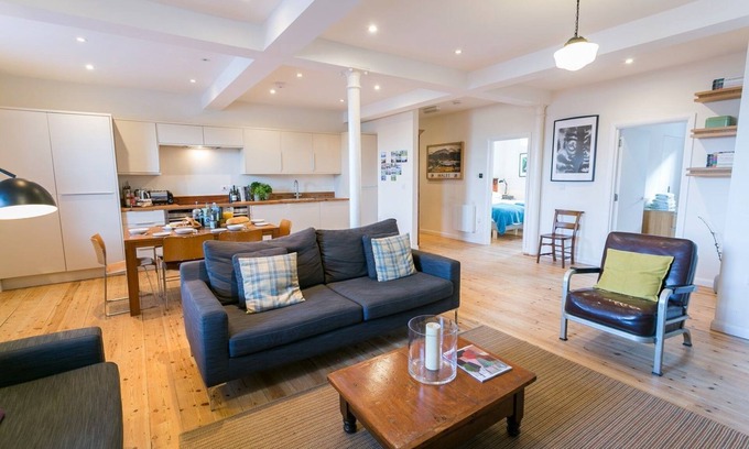 Ty Croes Apartment | Coron - a dog that sleeps 6 guests in 3 bedrooms