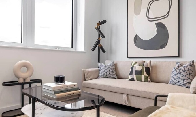 Clock House Apartment | Cosmopolitan Living: Upscale 1BR Gem in Beckenham