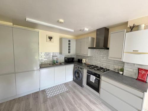Custom House Apartment | Cosy 2-Bed Flat Near ExCeL and City Airport