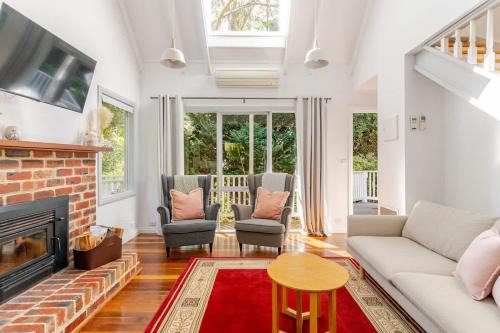 Kalorama House | Cosy 2 Bedroom Cottage with spabath and fireplace
