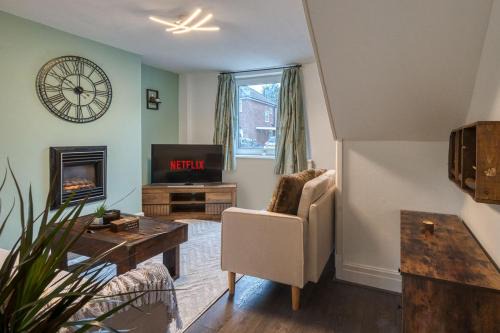 Trafford Apartment | Cosy 2BR Cottage, Driveway,EV port, Pet Friendly