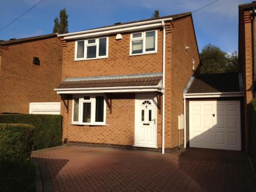 Stonnall House | Cosy 3 bed detached house Birmingham