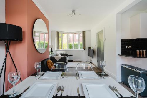 Clayton Apartment | Cosy 3 bed home, near Etihad Stadium, fast WIFI