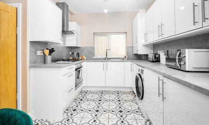 Oldbury House | Cosy 3-bed house in Birmingham with free parking