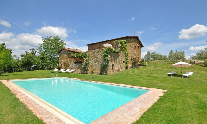 Castelnuovo Berardenga Apartment | Cosy apartment for 6 people with WIFI, pool, terrace, pets allowed and panoramic view