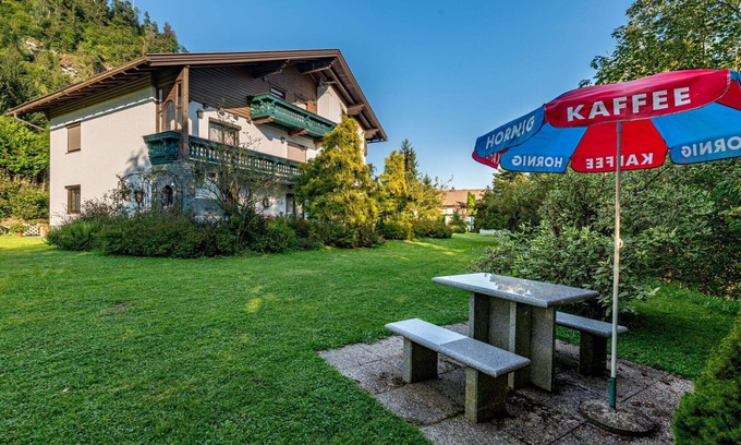 Agsdorf Apartment | Cosy apartment for 4 guests with WIFI, TV, patio and pets allowed