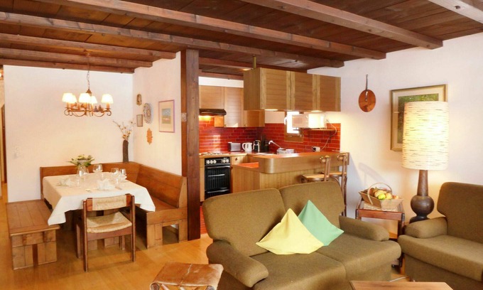 Surlej Apartment | Cosy apartment for 4 people with WIFI, TV, balcony, pets allowed, panoramic view and parking