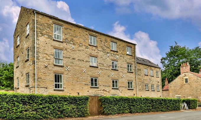 Thornton Dale Apartment | Cosy apartment for 4 people with WIFI, pets allowed and parking
