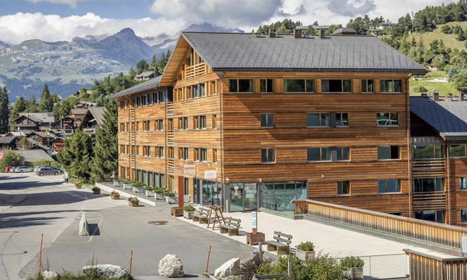 Vercorin Apartment | Cosy apartment for 6 guests with hot tub, WIFI, TV, pets allowed and parking