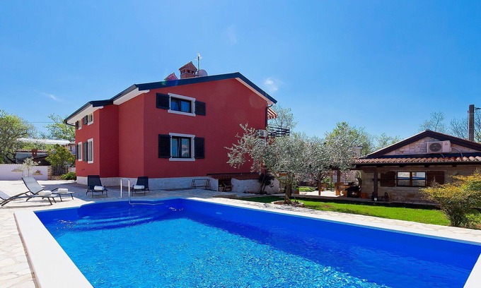 Valica Apartment | Cosy apartment for 6 guests with WIFI, A/C, private pool, TV and terrace