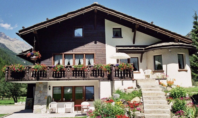 Saas Almagell Apartment | Cosy apartment for 8 people with WIFI, TV, patio, pets allowed and panoramic view