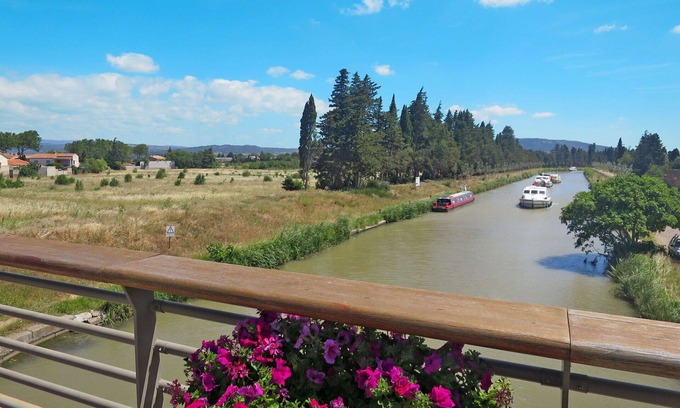 Azille Apartment | Cosy apartment for 8 people with WIFI, pool, TV, terrace, pets allowed and parking