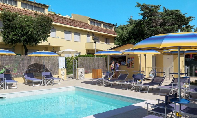 Marina di Cecina Apartment | Cosy apartment for 8 people with WIFI, pool, A/C, TV, patio, pets allowed and parking