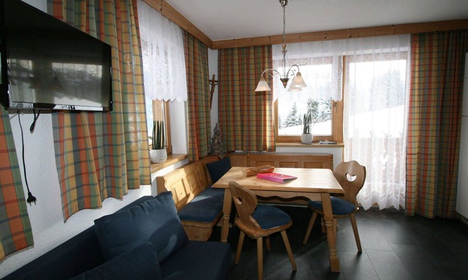 Emberg Apartment | Cosy apartment for 3 guests with WIFI, TV, balcony and parking