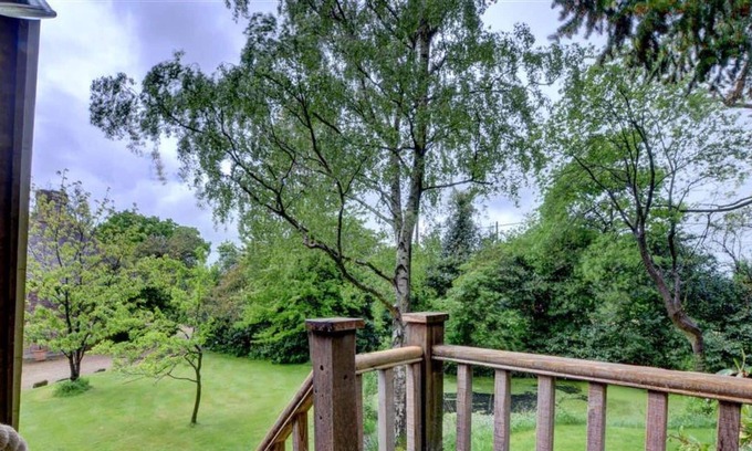 Abbess Roding Apartment | Cosy apartment for 2 guests with WIFI, TV, patio, pets allowed, panoramic view and parking