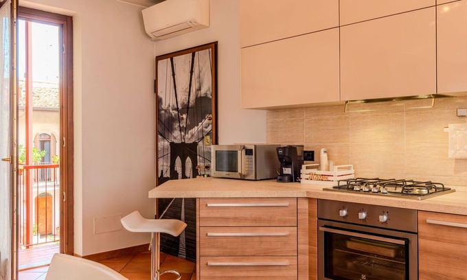 Rovellasca Apartment | Cosy apartment for 4 guests with WIFI, A/C, TV and balcony