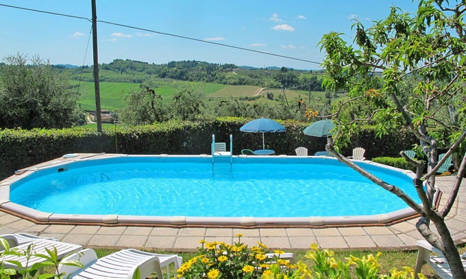 San Miniato Villa | Cosy apartment in villa for 6 people with pool, TV, patio and pets allowed