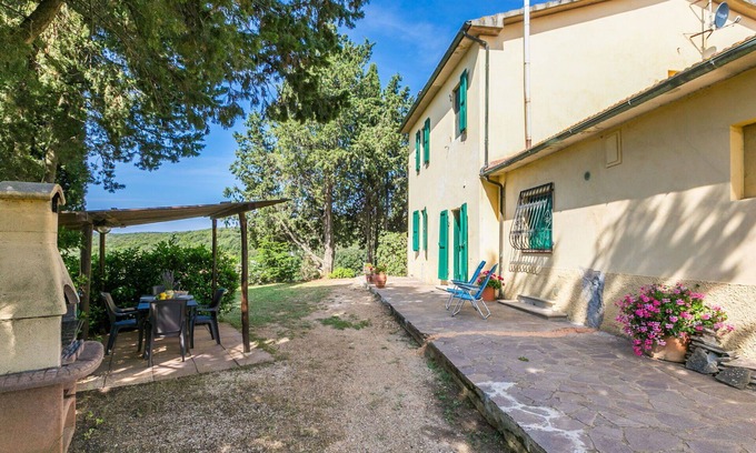 Follonica Villa | Cosy apartment in villa for 6 people with pool, WIFI, TV, patio, pets allowed and parking