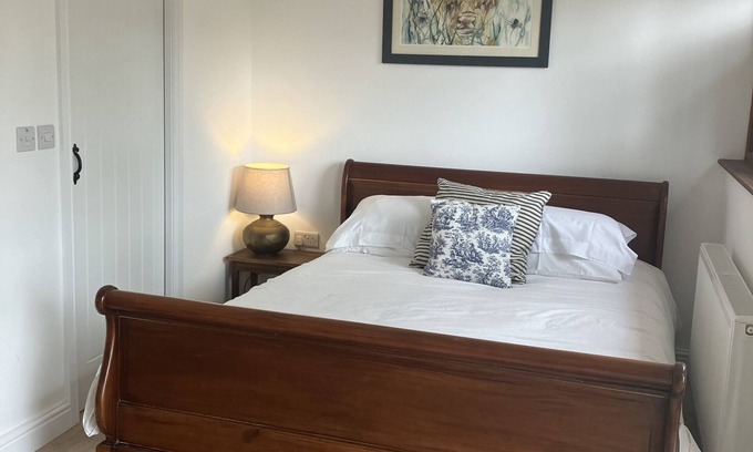 Watchet Bed & Breakfast | Cosy Barn with Courtyard Area