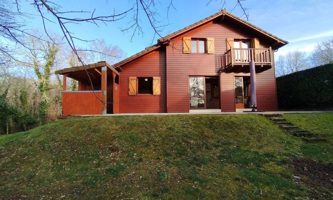 Lachapelle-Auzac Ski Chalet | Cosy chalet for 6 with pool and Wi-Fi, near Souillac