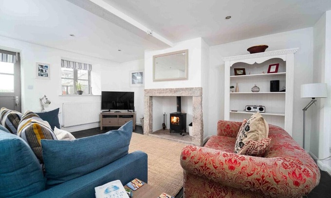 St Ives Cottage | Cosy character cottage near St Ives with Parking