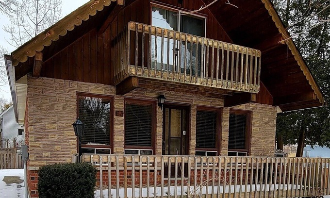 Wasaga Beach Ski Chalet | Cosy Cottage Close to Beach and Blue Mountain