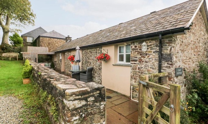 Lifton House | Cosy Cottage