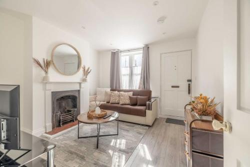 Windsor City Centre House | Cosy Cottage: Your Central Windsor Retreat
