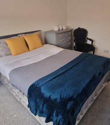 Doncaster Apartment | Cosy Fresh New Refurbished House