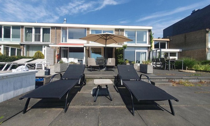 Kamperland House | Cosy holiday home on Lake Veere with the beach right at your doorstep