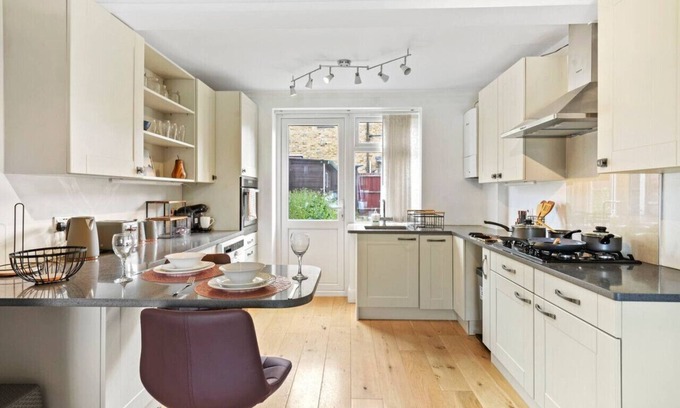 St. Helier House | Cosy House Close to Morden Park & Wimbledon