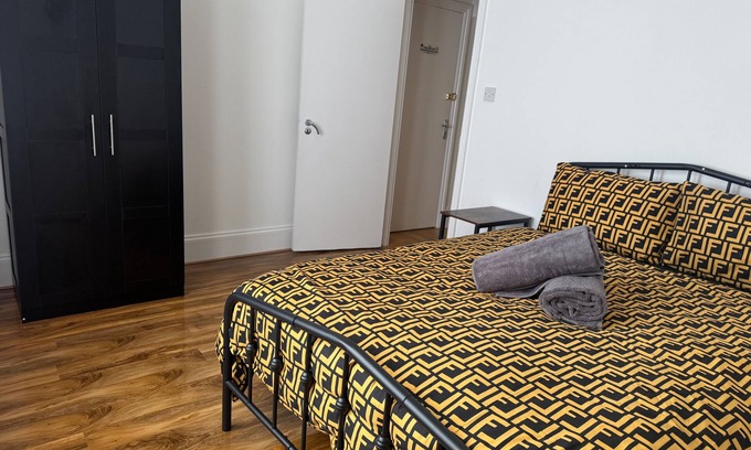 Charlton Apartment | Cosy London Apartment with Two Bedrooms sleeps 4