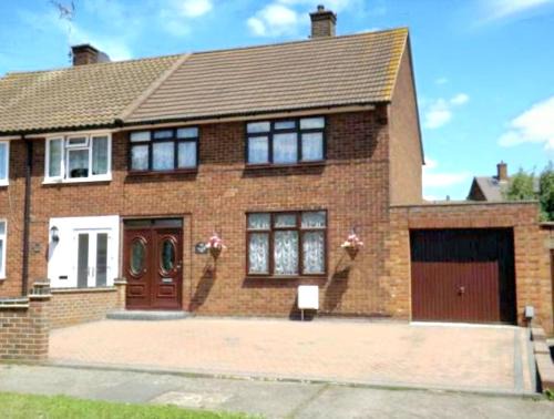 Gooshays Apartment | Cosy Luxurious Large 3 bedroom house, free parking, free WiFi