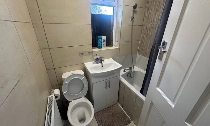 Fryent Apartment | Cosy Maisonette in Kingsbury - Families, Event goers an Contractors