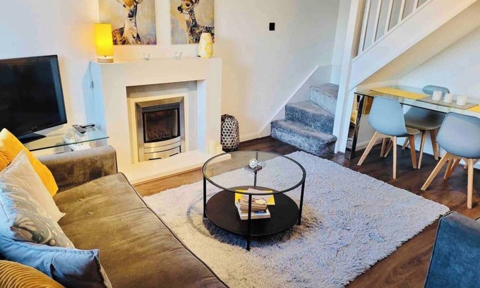 Whitefield House | Cosy Manchester Home|Free Wi-fi & Parking