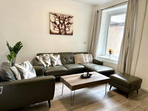 Briton Ferry House | Cosy modern 4 bedroom home with backyard