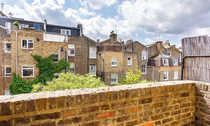 St. Helen's Apartment | Cosy North Kensington Flat